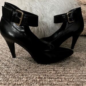 Nine West pump w/ankle strap. Gold buckle hardware. 3 inch heel. Leather upper.